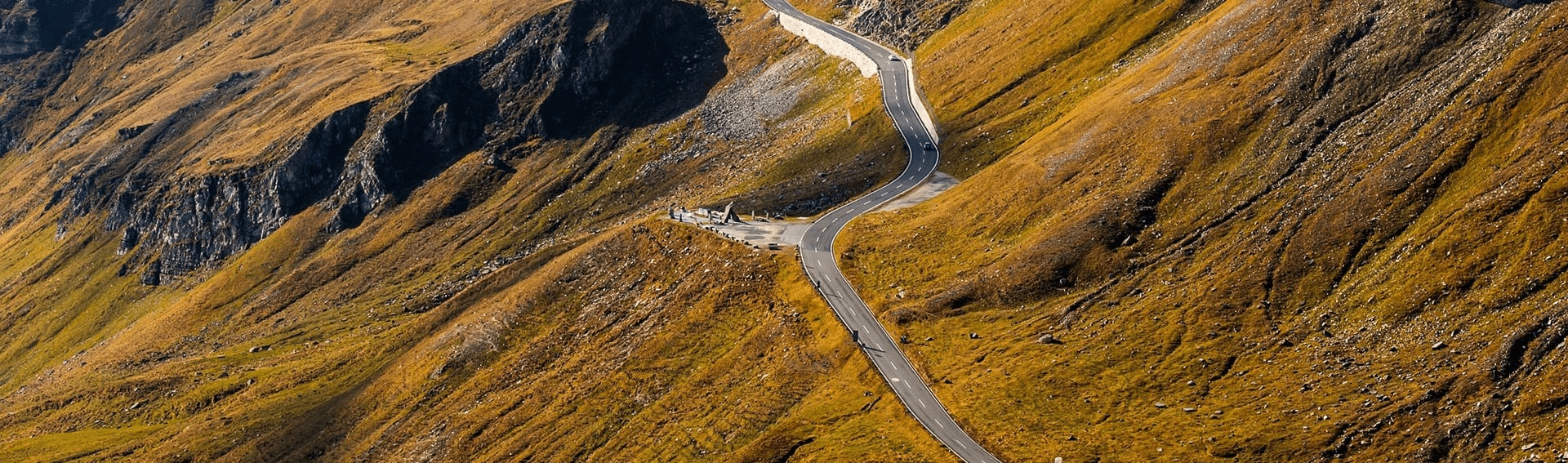 Carretera en medio de una montaña