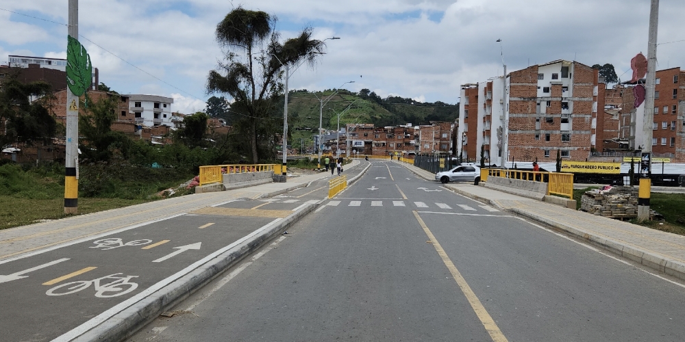 vía con pavimento recién construido diseñado por Vialco Ingeniería